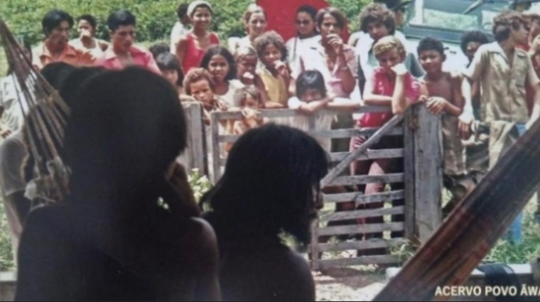 Foto de 1973 mostra os Ãwa sendo observados pela população da região