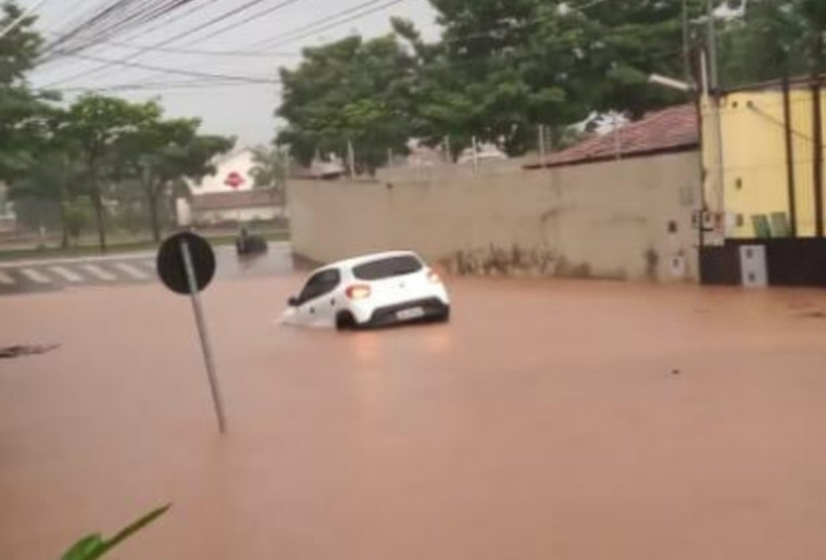 Carro inundado pela água