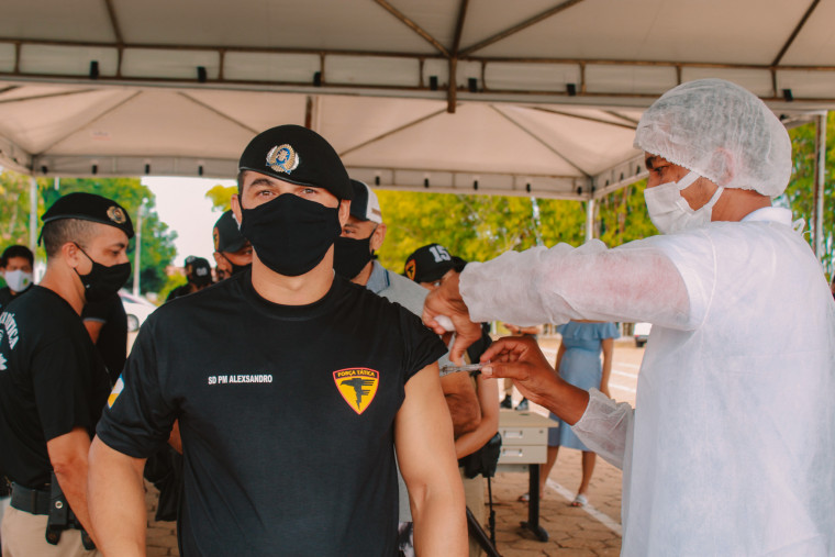 Policiais da Força Tática foram vacinados na primeira etapa da vacinação contra o coronavírus.