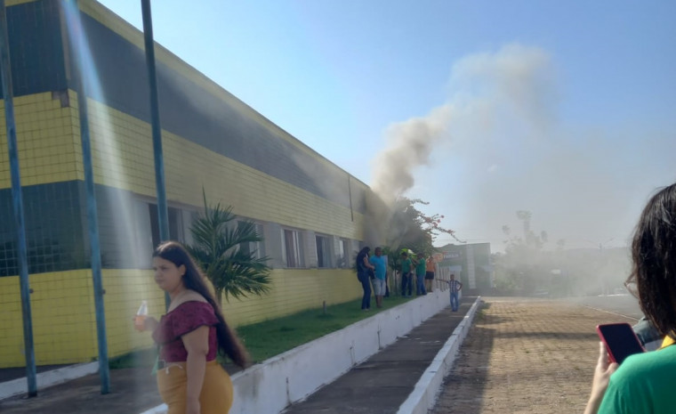 Fumaça saindo do prédio da prefeitura de Arapoema.