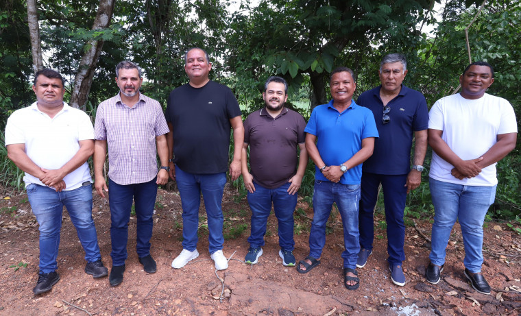 A visita contou com a presença de lideranças políticas e comunitárias