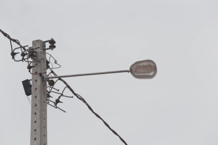 Só no início deste ano, em um bairro, mais de 40 lâmpadas foram repostas por atos como esse