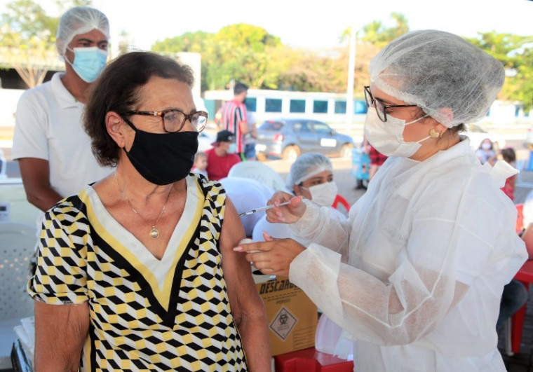 Aposentada Delza Rodrigues sendo vacinada