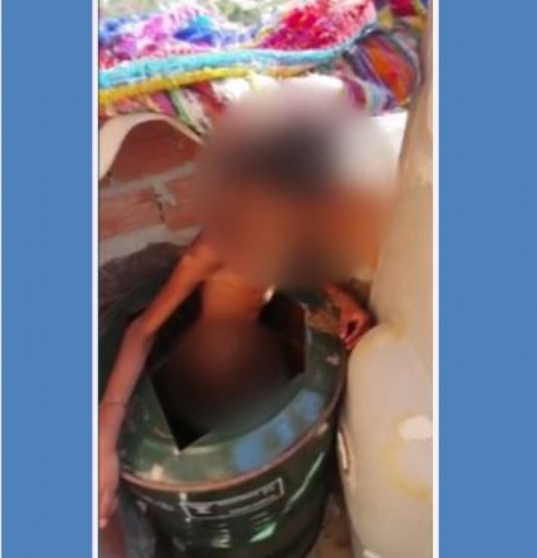 Criança estava acorrentada dentro de um barril