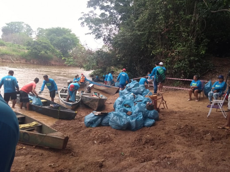 Moradores organizam o mutirão de limpeza no rio