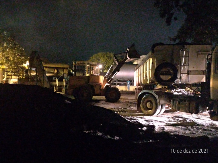 Máquinas trabalhando à noite no desvio da Av. Castelo Branco.