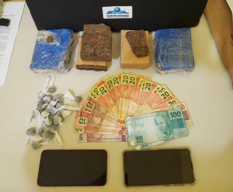 Drogas e dinheiro apreendidos pela polícia
