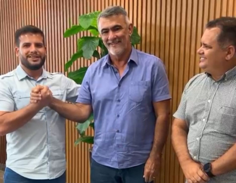 João Victor ao lado do presidente da Aleto, Amélio Cayres, e do prefeito Alessandro Borges