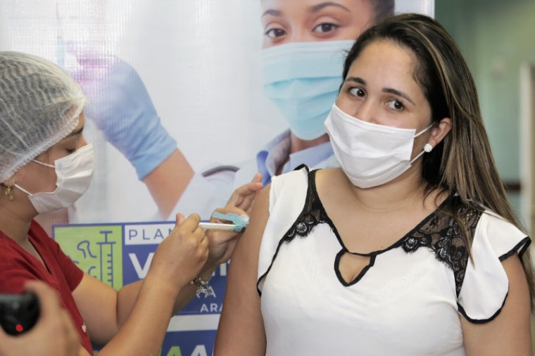 A coordenadora do SAD, Kamilla Sandes Rocha, foi uma das profissionais que compareceu para receber uma dose da vacina