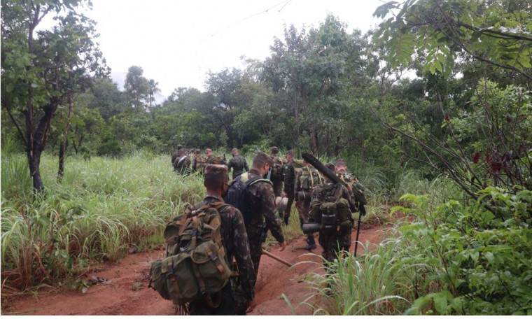 Militares do Exército fazendo incursão na área