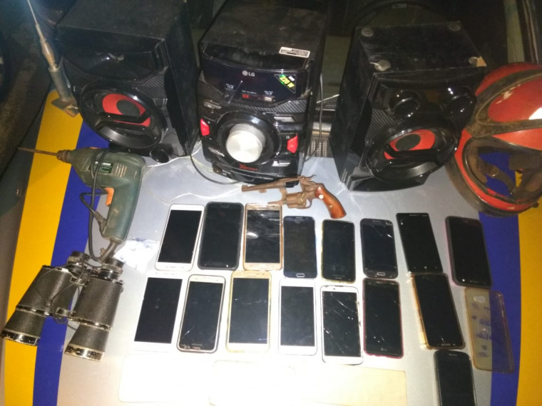 Com o suspeito foram apreendidos 16 celulares, duas motos e vários objetos roubados
