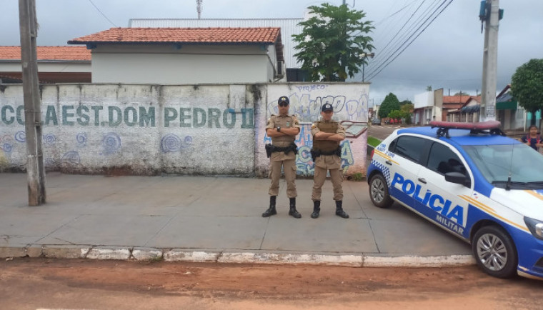 Policiais militares realizam patrulhamento nas proximidades das escolas