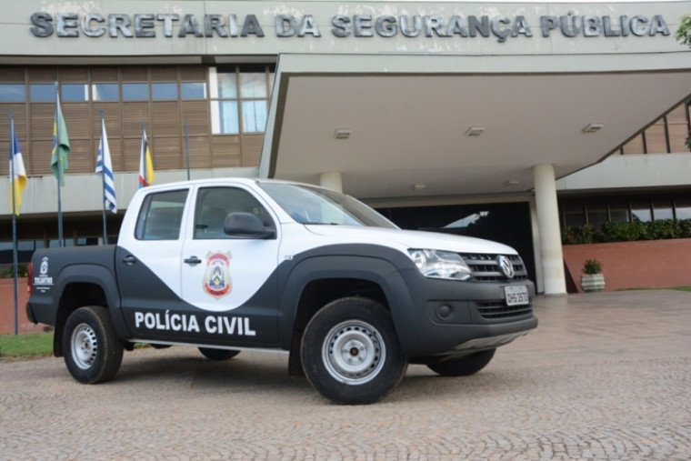 Viatura da Polícia Civil na frente da Secretaria da Segurança Pública
