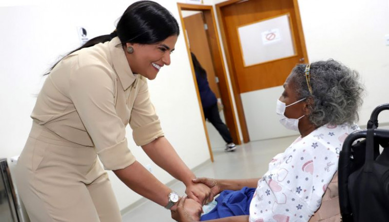 Durante a visita, a primeira-dama conversou com pacientes e funcionários do hospital