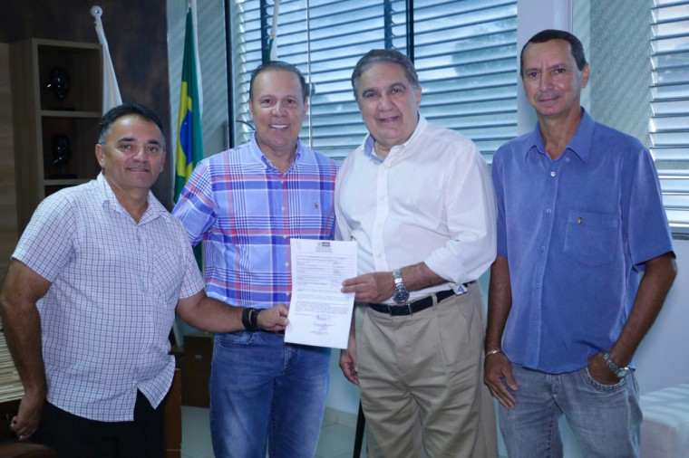 Prefeito assinou a doação da área no Distrito Industrial