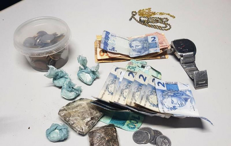 Dinheiro e drogas encontradas
