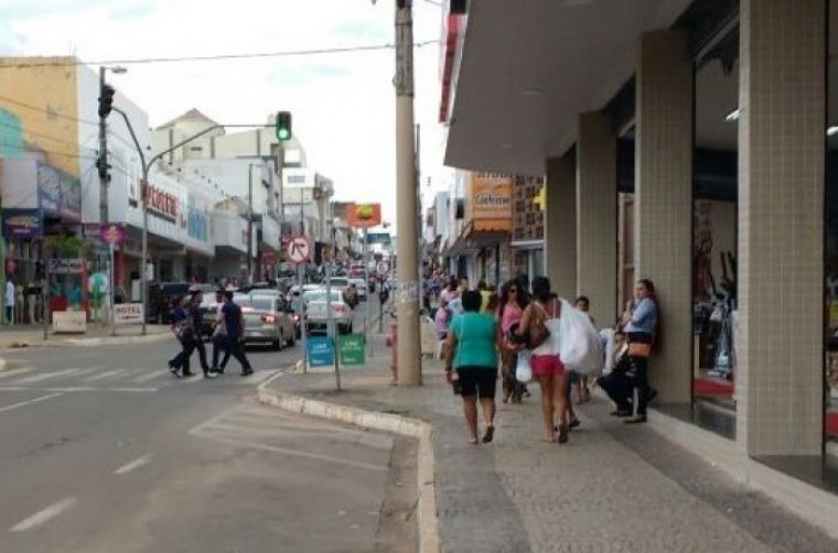 Avenida Cônego João Lima, principal rua comercial de Araguaína.