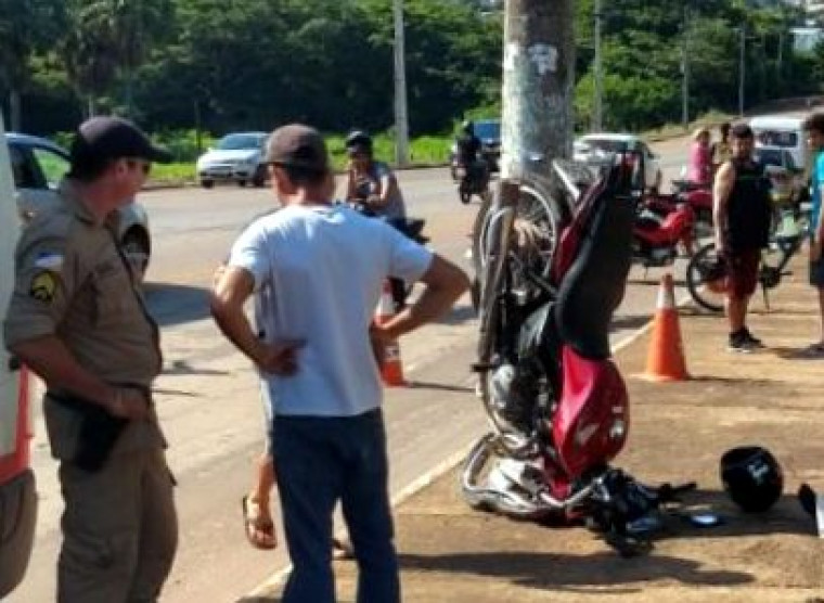 Com a violência da batida, a motocicleta do empresário parou em pé ao lado do poste