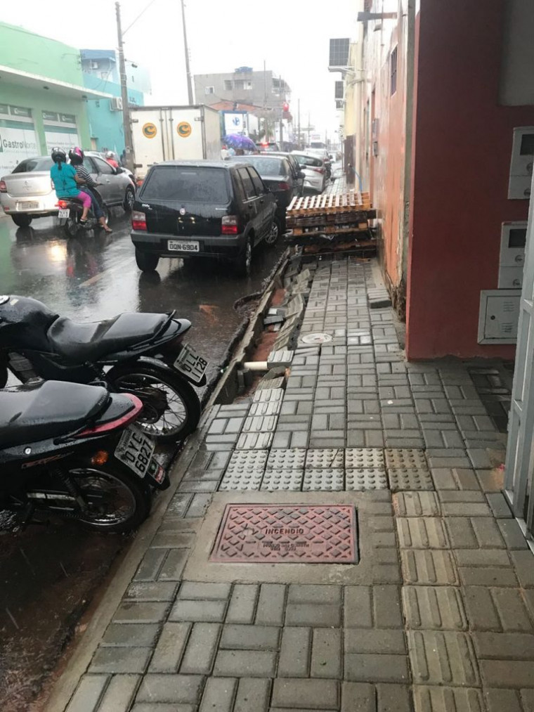 Enxurrada destruiu calçadas construídas há uma semana na Rua Sadoc Corrêa