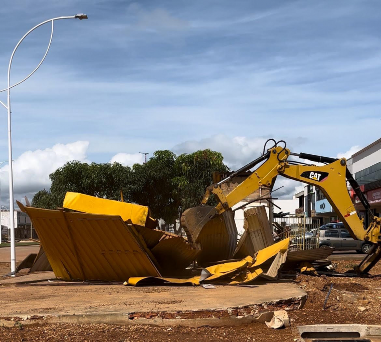 Quiosque sendo derrubado pelas máquinas da Prefeitura de Palmas