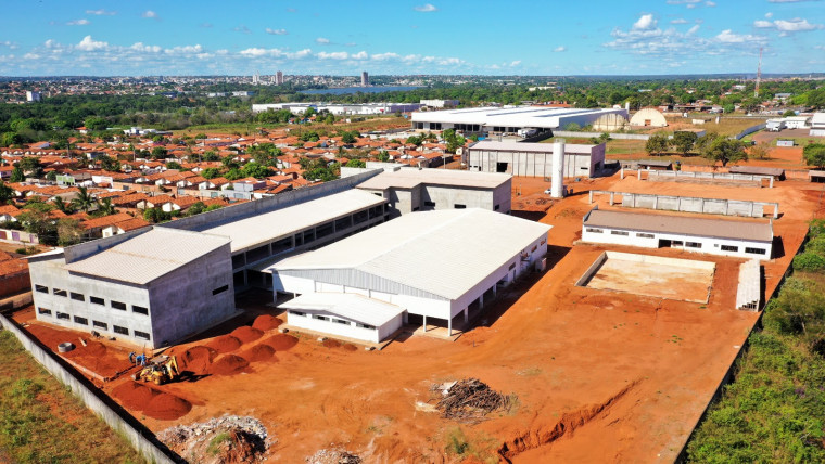 Obra de construção de unidade educacional em Araguaína.