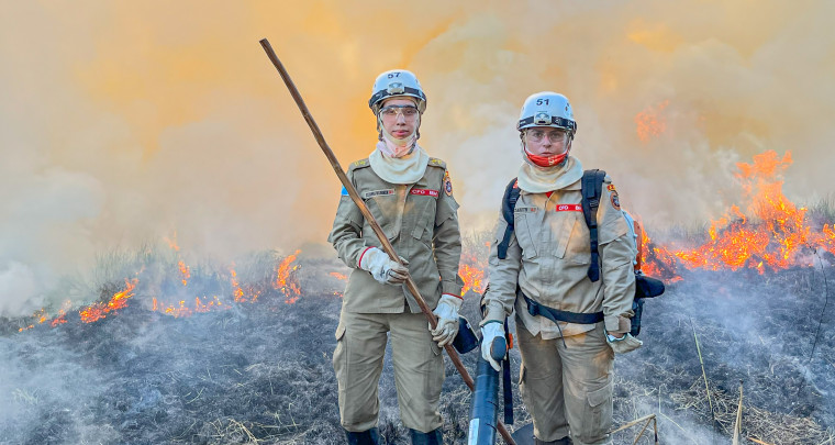 As cadetes Julianna Milhomem (Esquerda) e Nazareth (Direita), durante instrução de combate a incêndio florestal