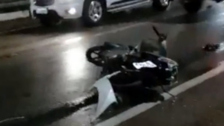 Após atropelar e matar o motociclista, o motorista da caminhonete fugiu sem prestar socorro