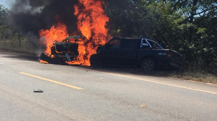 Veículos pegaram fogo após a colisão