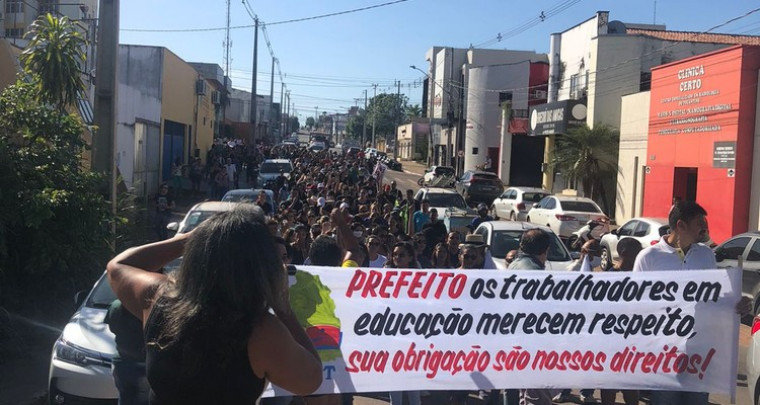Profissionais da Educação de Araguaína durante protesto nesta terça-feira.