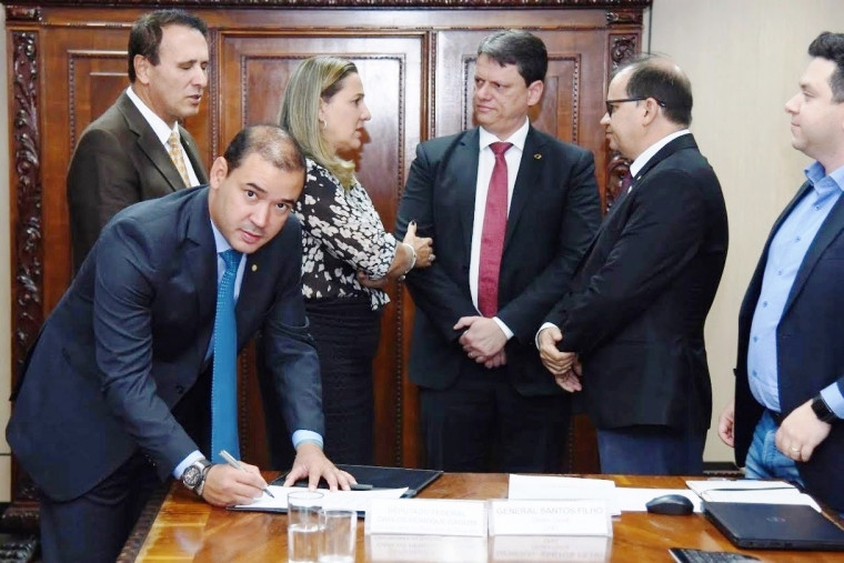 Vicentinho Júnior na reunião com o ministro Tarcísio de Freitas em agosto de 2019