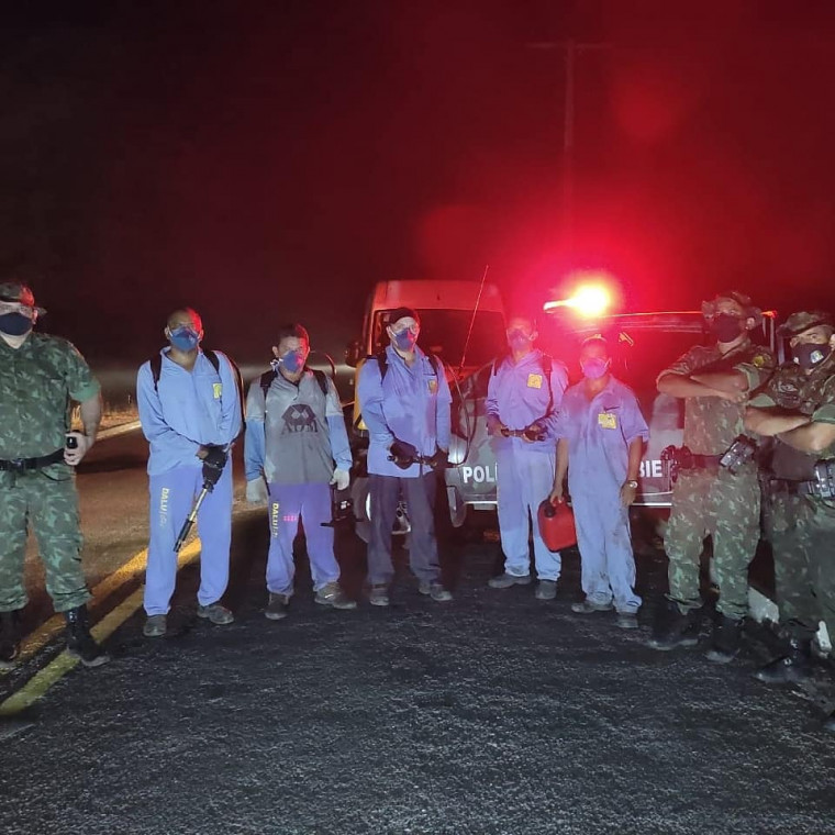 Brigadistas e equipe da Polícia Ambiental atuaram juntos contra incêndio na área da UHE Lajeado