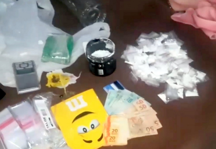 Com a quadrilha a polícia apreendeu a droga avaliada em aproximadamente R$ 15 mil
