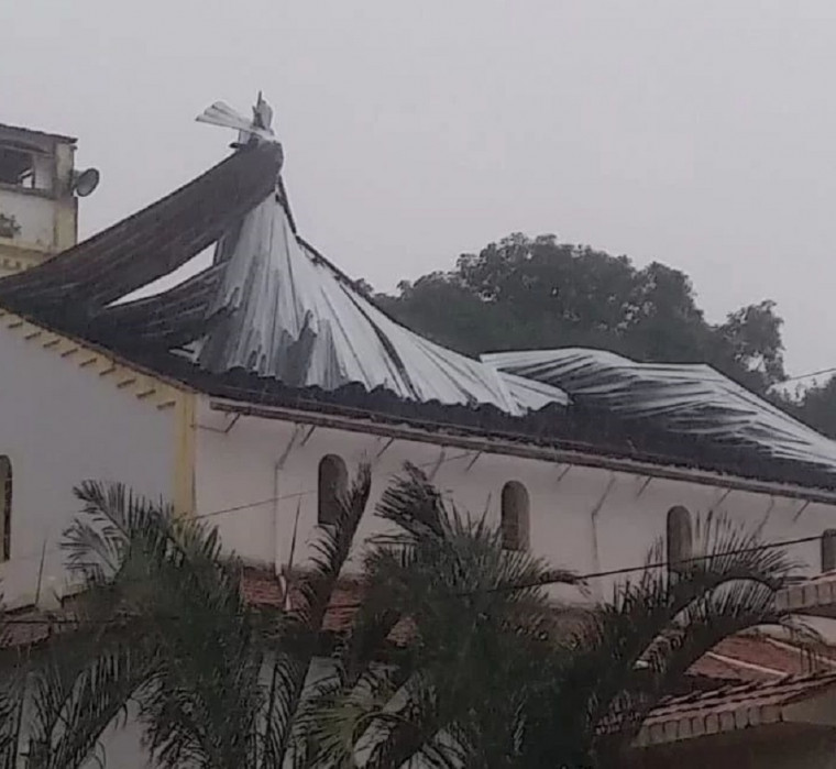 Parte do telhado da Igreja Matriz destruído após temporal que caiu na cidade.