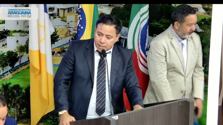Vereador Claudiel Santos durante uso na tribuna da Câmara
