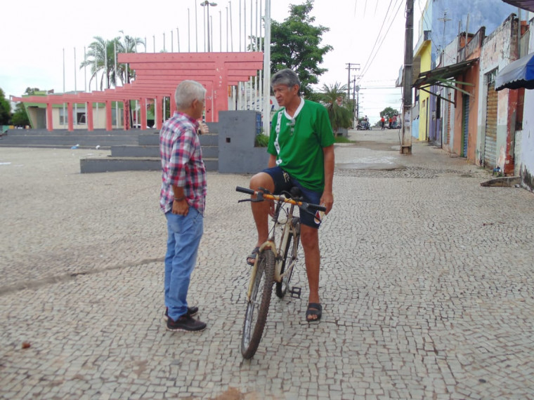Vereador conversando com ciclista