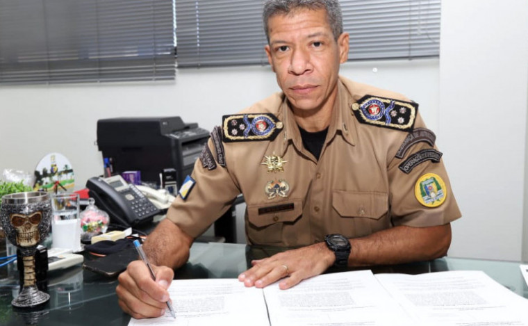 Coronel Silva Neto assina editais para realização de cursos que beneficiarão policiais militares