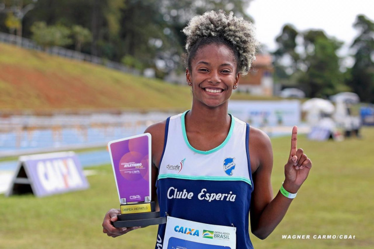 Paloma exibe o troféu da competição que a consagrou campeã nacional de atletismo na categoria sub-20
