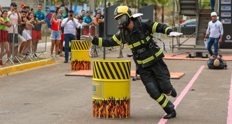 Bombeiro militar realiza prova durante competição Bombeiro de Aço, em Palmas