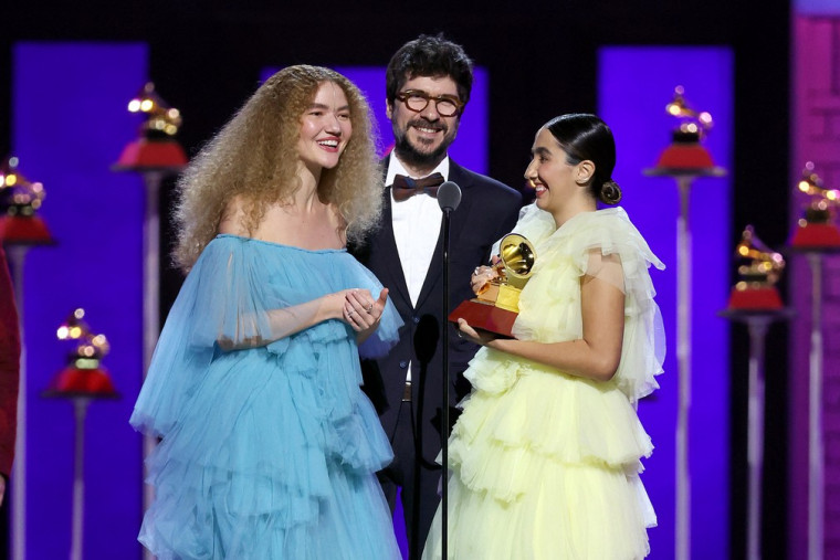 A dupla de Araguaína recebendo uma das premiações no Grammy Latino 2021