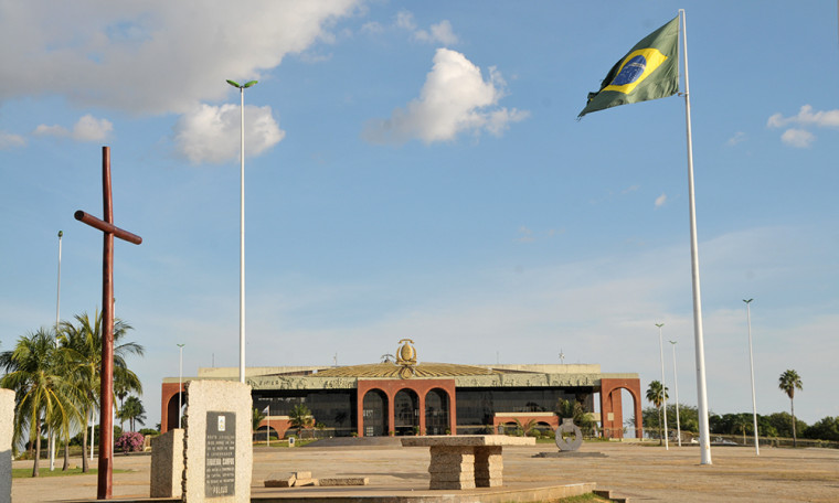 Marco está simbolizado no centro da Rosa dos Ventos, desenhada na entrada norte do Palácio Araguaia