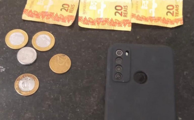 Dinheiro e um aparelho celular foram encontrados com o suspeito