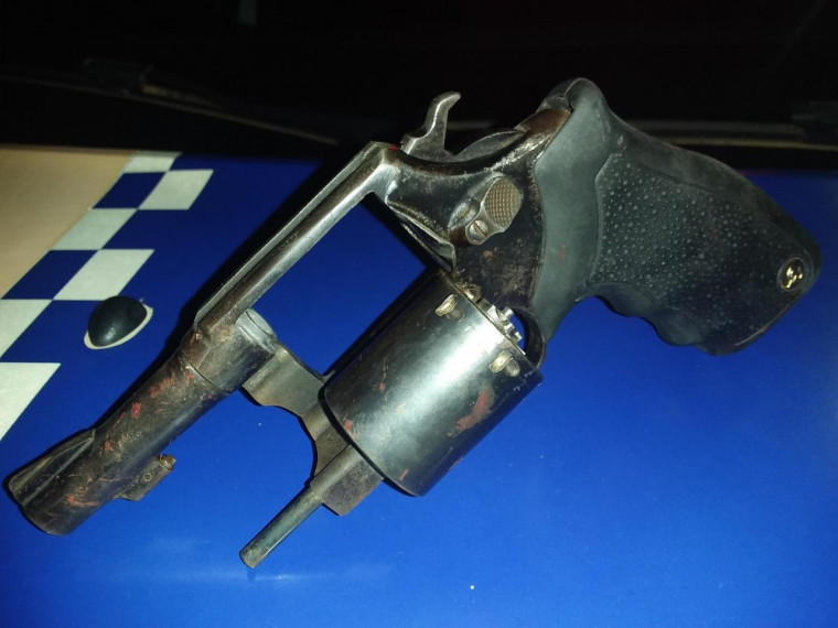 Revólver calibre .38 utilizada pelo suspeito baleado na cabeça;