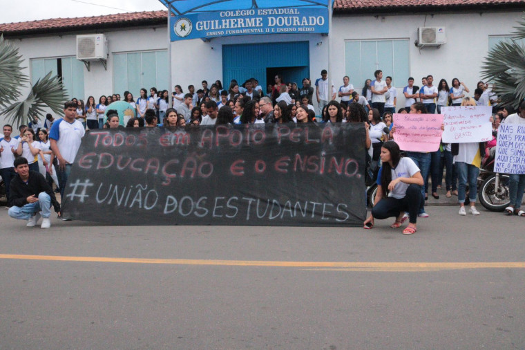 Alunos do Colégio Guilherme Dourado realizaram protesto contra o novo ensino médio.