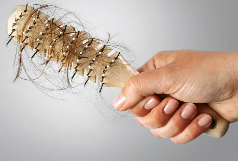 Queda de cabelo é um dos sintomas de que o corpo não vai bem