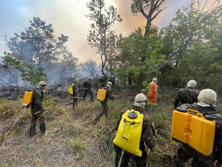 Equipes do CBMTO e brigadistas têm se empenhado em controlar um grande incêndio florestal na Serra do Estrondo