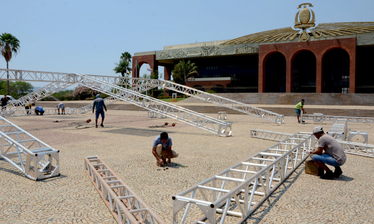 Montagem da estrutura em frente ao Palácio Araguaia