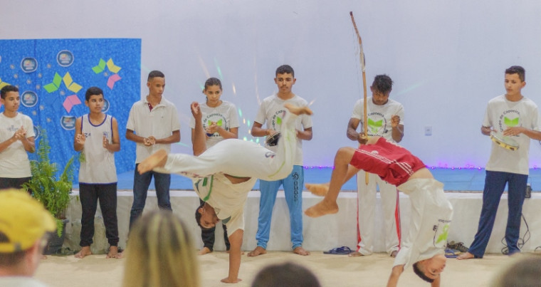 Jovens jogando capoeira