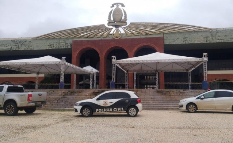 Polícia Civil no Palácio Araguaia durante operação