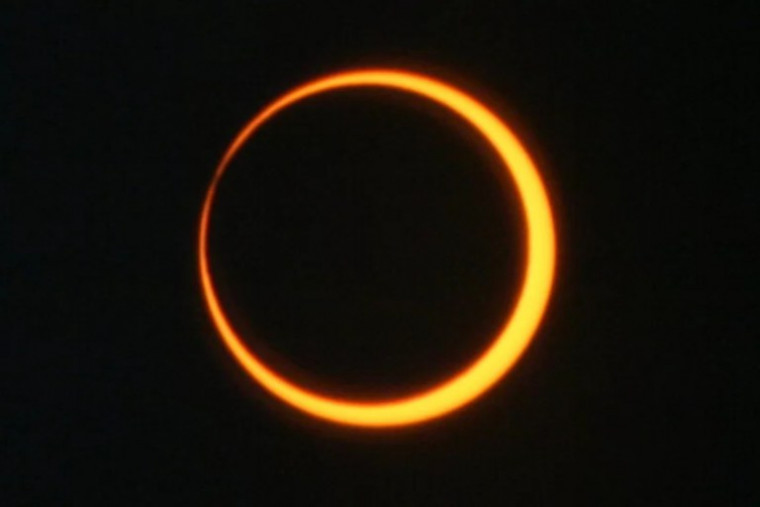 Um eclipse anular do Sol ocorre quando o Sol, a Lua e a Terra se alinham