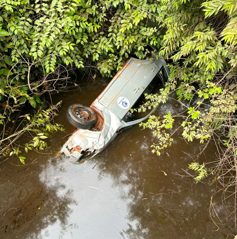 Carro caiu de cima de uma ponte na zona rural de Araguatins